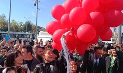 Anne Yasemin Minguzzi, destek için adliyeye gelen vatandaşlarla kucaklaştı