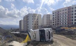 Antakya’da kum yüklü kamyon devrildi