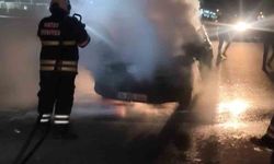 Antakya’da otomobil yandı