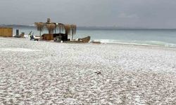 Antalya 15 dakikada kışı yaşadı, Konyaaltı Sahili beyaza büründü