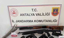 Antalya’da düzenlenen operasyonda çok sayıda ruhsatsız silah ele geçirildi