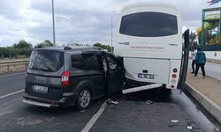 Antalya’da hafif ticari araç midibüse çarptı: 1’i ağır 2 yaralı