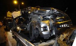 Antalya’da kamyonla çarpışan pikap hurdaya döndü: 1 yaralı