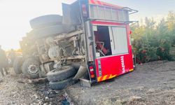 Antalya’da yangına giden itfaiye aracı devrildi: 2 yaralı