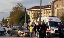 Bursa'da ara sokaktan çıkan servis kazaya sebep oldu