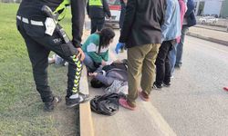 Arabaya bağlanıp iple çekilen motosiklet kaldırıma savruldu