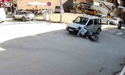 Araçla çarpışan motosikletliyi kaskı hayata tutundurdu, o anlar kamerada