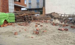 Arnavutköy’de şiddetli rüzgar inşaat halindeki binanın çatısını uçurdu