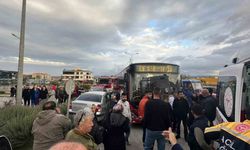 Ayvalık’ta belediye otobüsü ile otomobil çarpıştı: 2 yaralı