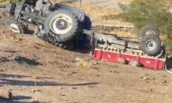 Baba oğul devrilen traktörde ağır yaralandı