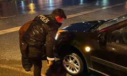 Bafra’da lastiği patlayan sürücüye polis ekiplerinden yardım