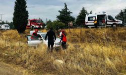 Balıkesir’de otomobil yağmurda kayarak, şarampole uçtu