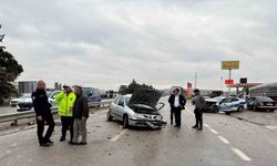Balıkesir’de polis aracı otomobille çarpıştı: 3 yaralı