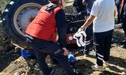 Balıkesir’de traktör devrildi, sürücü yaralandı