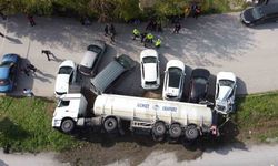 Balıkesir’de yağ tankeri devrildi, 7 araç hasar gördü