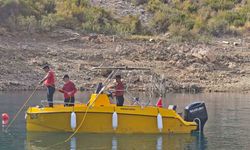 Baraj gölünde kaybolan İrlandalı turisti arama çalışmaları 4. gününde devam etti: Sualtı dron ve robotla arandı