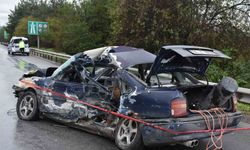 Bariyerlere çarpan otomobil hurdaya döndü: 1 ölü, 2 yaralı