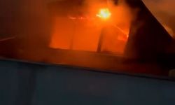 Başakşehir’de 4 katlı binanın çatı katında yangın paniği