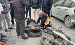 Başakşehir’de motosiklet üzerinde tartışırken önlerindeki otomobile çarptılar: 2 yaralı