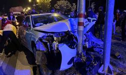 Batman’da otomobil trafik ışığı direğine çarptı: 3 yaralı