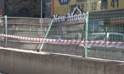 Bayrampaşa’da kamyon tramvay hattının demir korkuluklarına çarptı