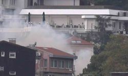 Beşiktaş’ta yanan ahşap bina Anadolu Yakası’ndan görüntülendi