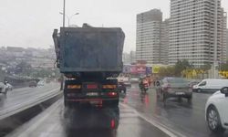 Beylikdüzü’nde hurda yüklü kamyonun tehlikeli yolculuğu kamerada