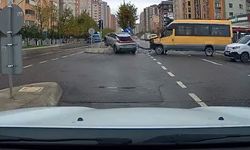 Beylikdüzü’nde kırmızı ışıkta geçen sürücü kazaya neden oldu: O anlar kamerada