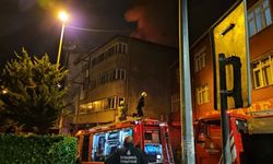 Beyoğlu’nda 4 katlı binanın çatısı alev alev yandı: Vatandaşlar tahliye edildi