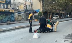 Beyoğlu’nda çöp kamyonu İSKİ’nin çalışması sonrası tam kapatılmayan çukura girdi, işçinin bacağı kırıldı