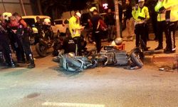 Bıçaklı yaralama olayına karışan motosikletli şüpheliler polisten kaçarken kaza yaptı