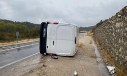 Bilecik’te seyir halinde kamyonet devrilirken, sürücüsü yaralandı