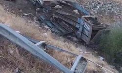 Bingöl’de hayvan taşıyan kamyon şarampole yuvarlandı: 2 yaralı, çok sayıda küçükbaş telef oldu