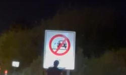 Böyle kaza görülmedi, motosiklet sürücüsü yol kenarındaki ‘çöp atma’ yazılı uyarı levhasına kafasını çarptı