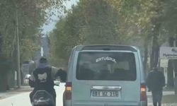 Bursa’da trafikte tehlikeli anlar kamerada: Sohbet etmek için seyir halindeki araca yaslandı