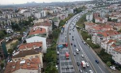 Büyükçekmece E-5’te devrilen tır nedeniyle yol kapandı