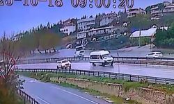 Büyükçekmece’de yağmur nedeniyle kayan otobüs yoldan çıktı