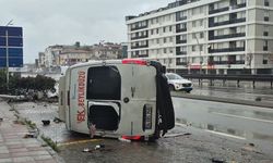Büyükçekmece’de yolcu minibüsü devrildi: 1’i ağır 2 yaralı
