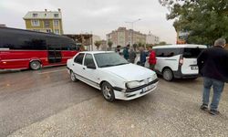Çaldığı otomobilin patlayan lastiğine rağmen kilometrelerce polisten kaçtı, trafikteki araçlara çarptı