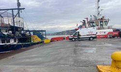 Çanakkale Boğazı’nda balıkçılar, denizde çırpınan bir kişiyi kurtardı