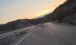 Çanakkale’de seyir halindeki motosikletlinin kaza anı kameraya yansıdı