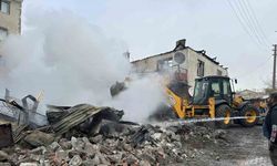Çankırı’da çıkan yangında 4 yapı ve 1 araç zarar gördü