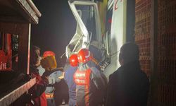 Canlı tavuk yüklü tır başka bir tıra arkadan çarptı: Kabinde sıkışan sürücüyü itfaiye kurtardı