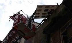 Çatıdan tehlikeli şekilde sarkan pano, itfaiye ekiplerince kaldırıldı