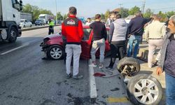 Cip ile çarpışan otomobilin arka tekerlekleri yola fırladı: 2 yaralı