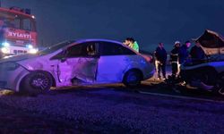 Çorum’da iki otomobil çarpıştı: 3 yaralı