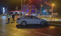 Çorum’da otomobil refüje çarptı: 1 yaralı
