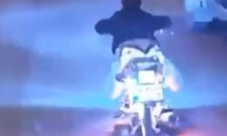 D-100’de motosikletle tehlikeli şov kamerada