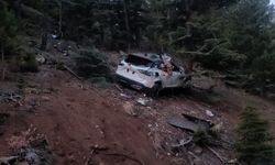 Dağ yolunda otomobil uçuruma yuvarlandı: 2 ölü