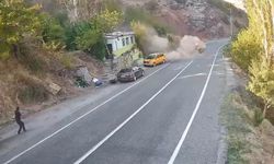 Dağdan yuvarlanan kaya parçası ev ve araçları teğet geçti: O anlar kamerada